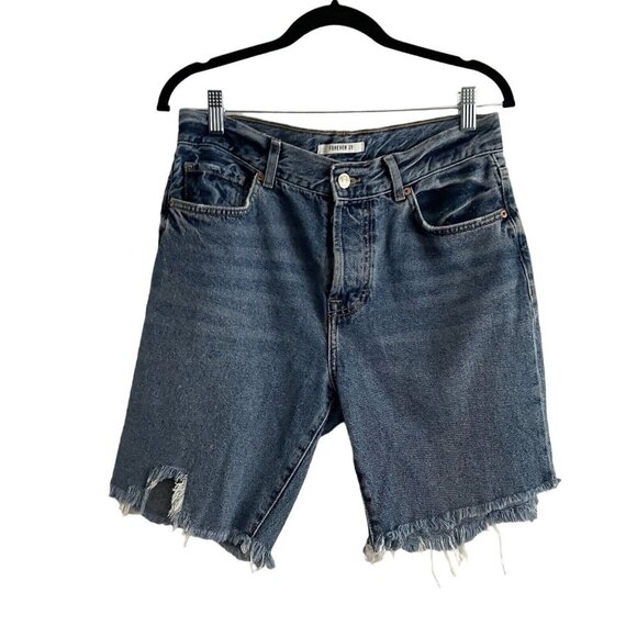 Forever 21 Wmn 28 Blue Medium Wash Distressed Raw Hem Button Fly Jean Shorts - Picture 1 of 10